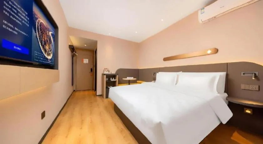 Bed in Jinjiang Inn Henan Museum Hutun Metro Station