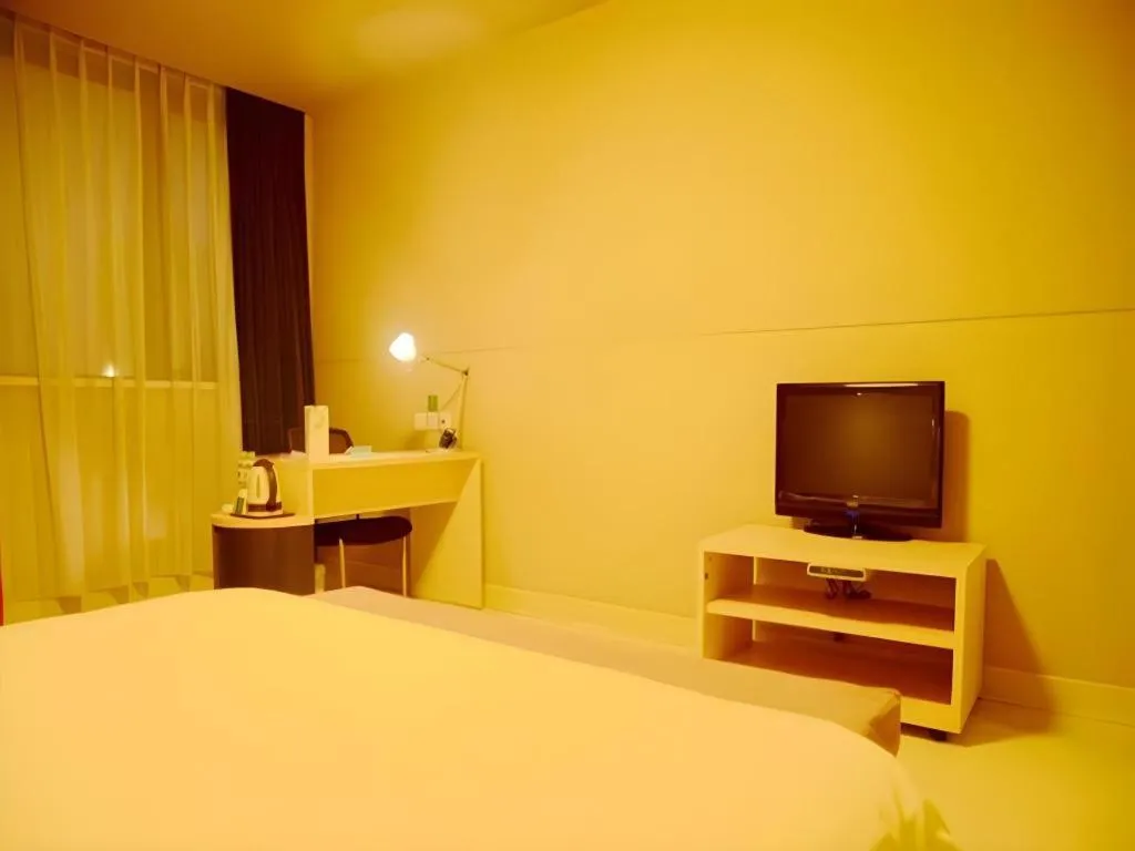 Bed in Jinjiang Inn Changzhou Global Dinosaur City Olympic Center