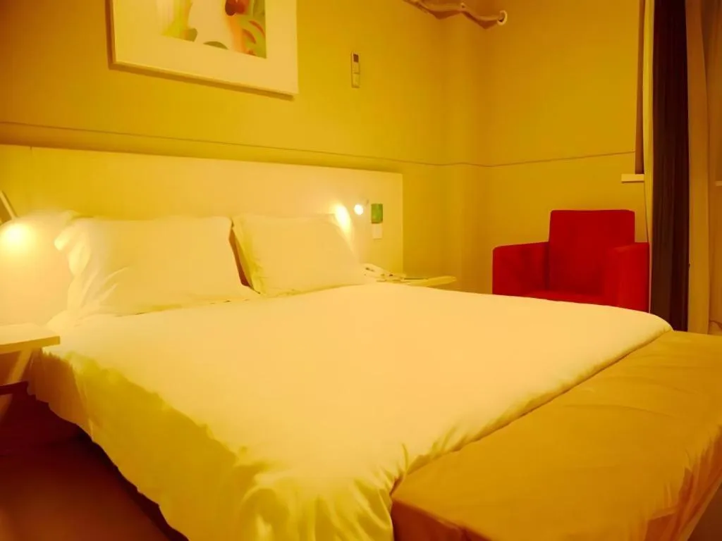 Bed in Jinjiang Inn Changzhou Global Dinosaur City Olympic Center