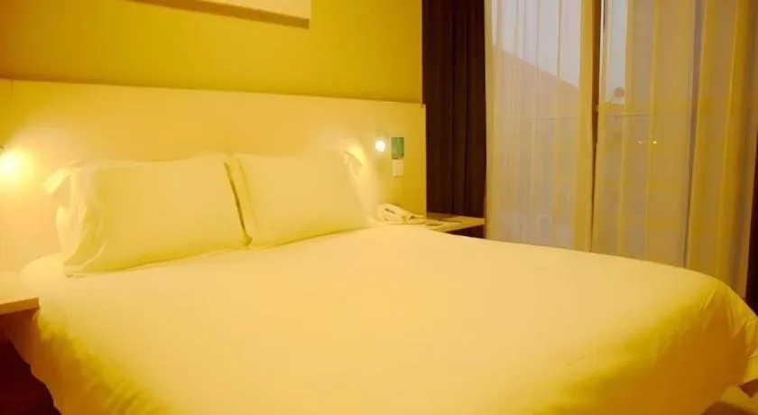 Bed in Jinjiang Inn Changzhou Global Dinosaur City Olympic Center