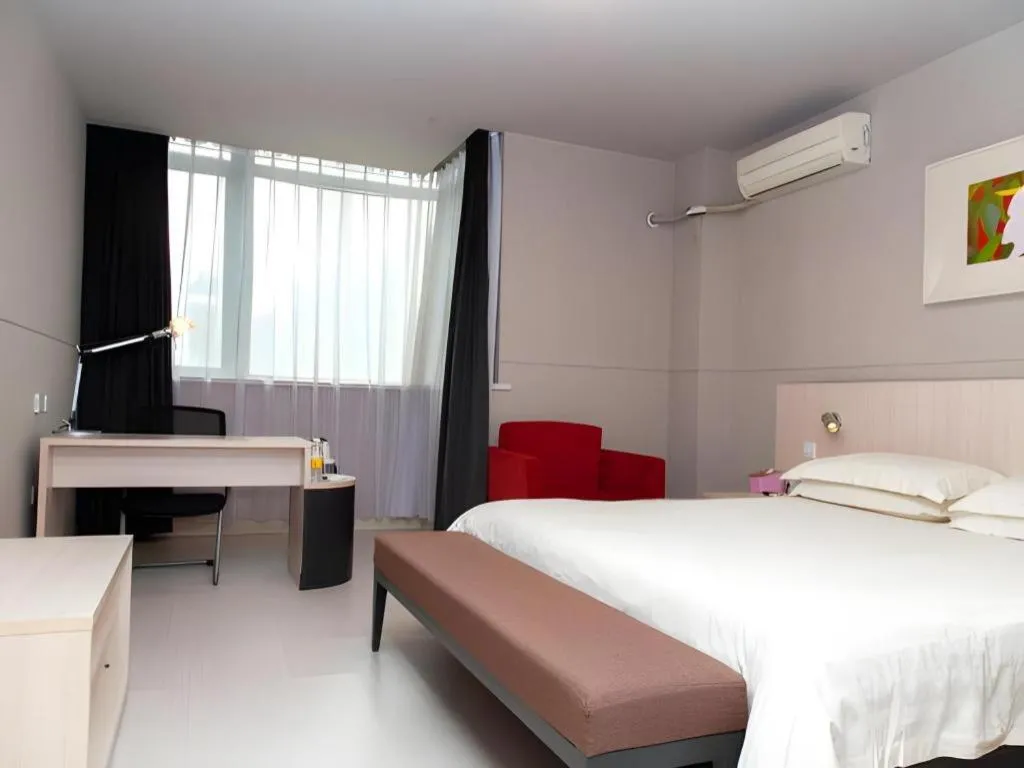 Bed in Jinjiang Inn Changzhou Global Dinosaur City Olympic Center