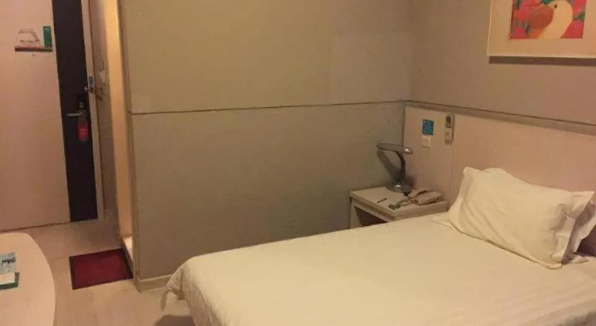 Bed in Jinjiang Inn Shanghai North Bund Yangpu Bridge Branch
