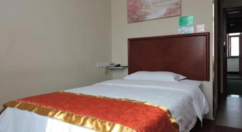 Bed in GreenTree Inn Linyi Feixian Jianshe Road Express Hotel
