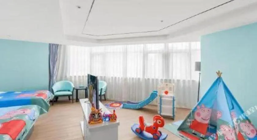 Bed in Qingdao Galaxy Holiday Hotel