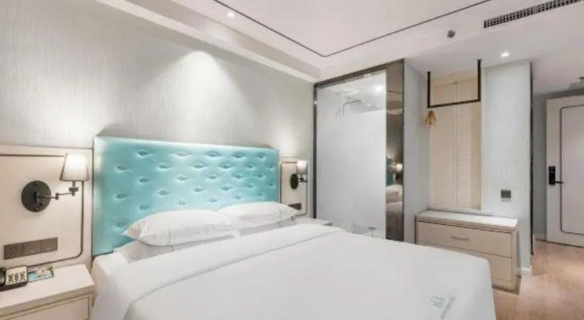 Bed in Qingdao Galaxy Holiday Hotel