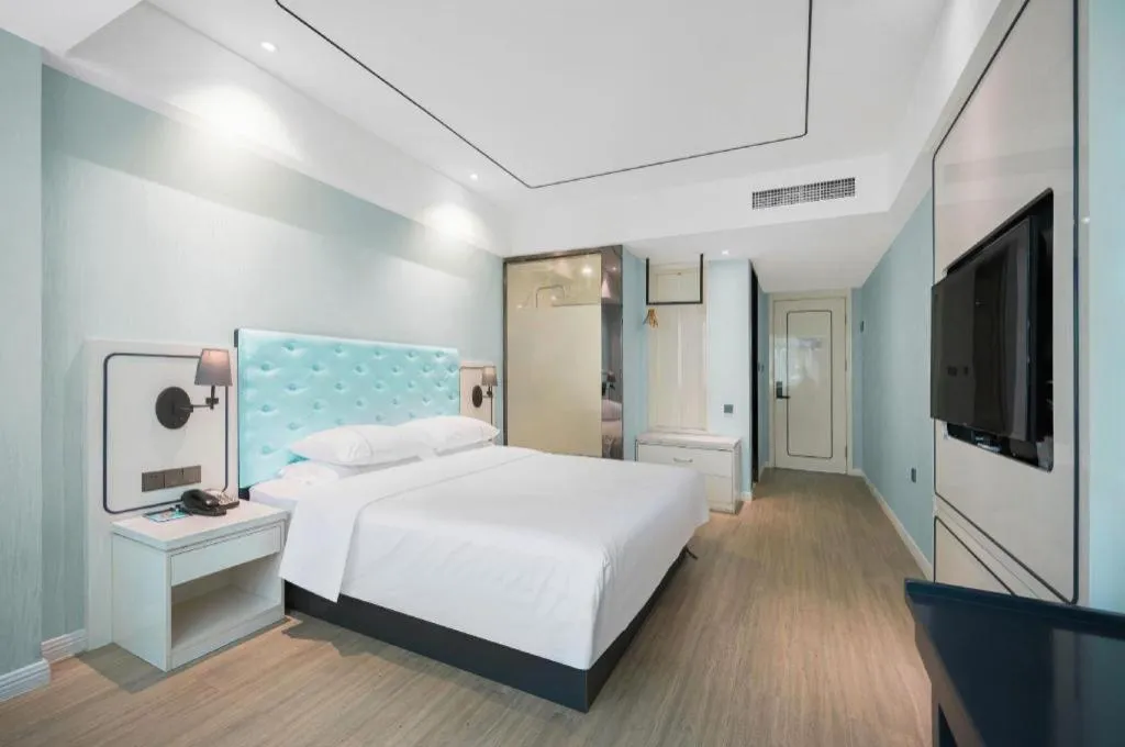 Bed in Qingdao Galaxy Holiday Hotel