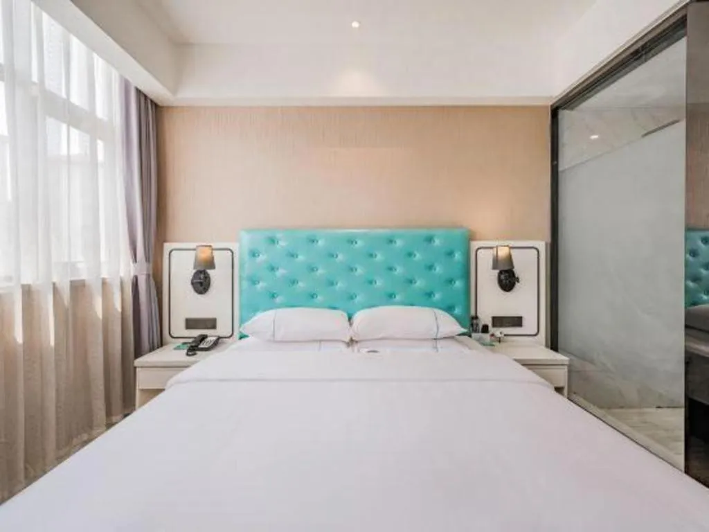 Bed in Qingdao Galaxy Holiday Hotel