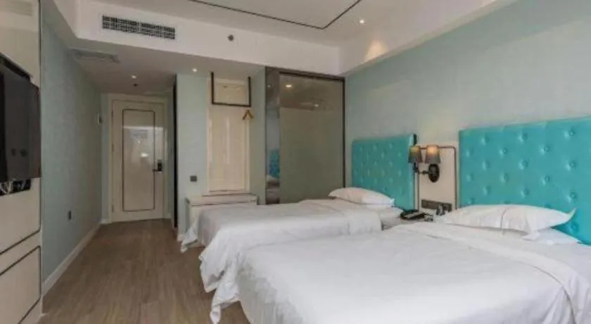 Bed in Qingdao Galaxy Holiday Hotel