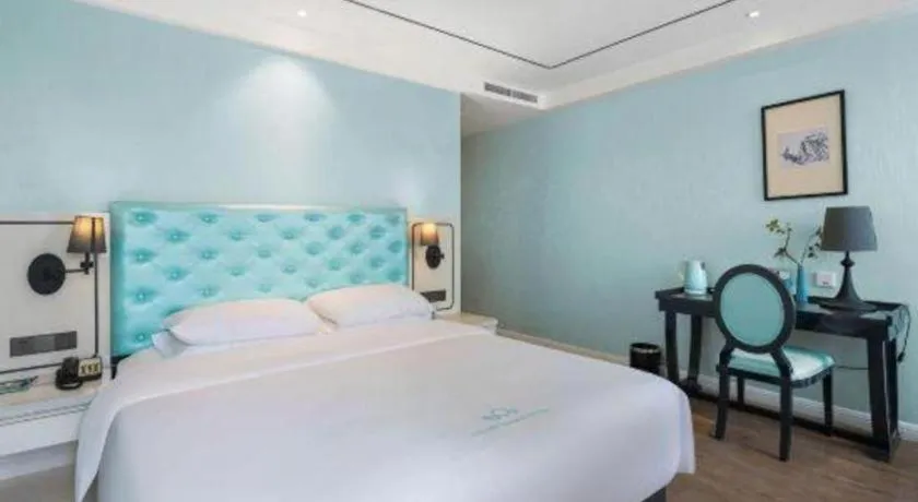 Bed in Qingdao Galaxy Holiday Hotel