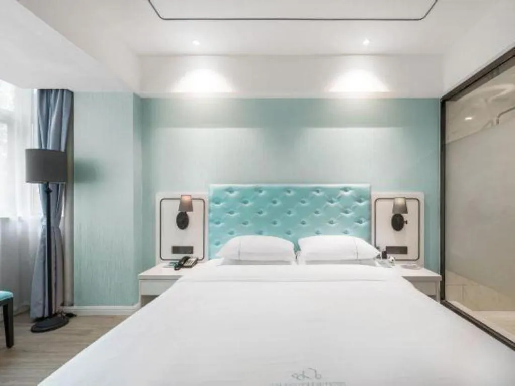 Bed in Qingdao Galaxy Holiday Hotel