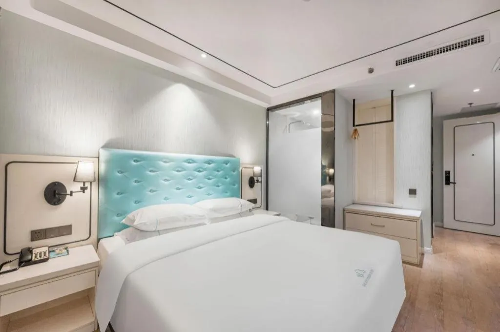 Bed in Qingdao Galaxy Holiday Hotel