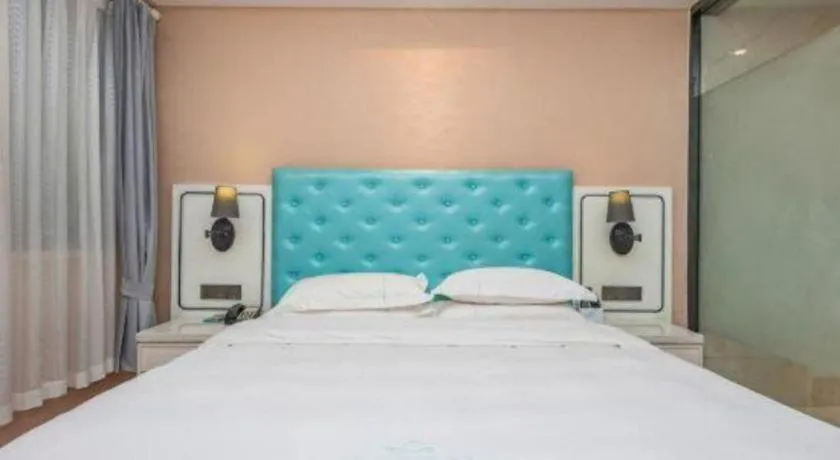 Bed in Qingdao Galaxy Holiday Hotel