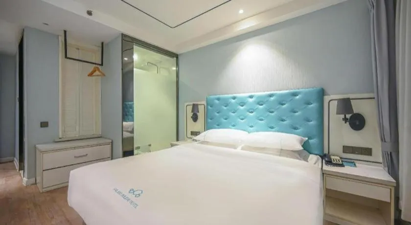 Bed in Qingdao Galaxy Holiday Hotel