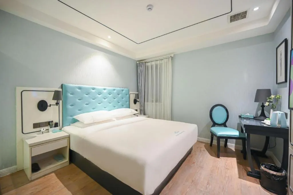 Bed in Qingdao Galaxy Holiday Hotel