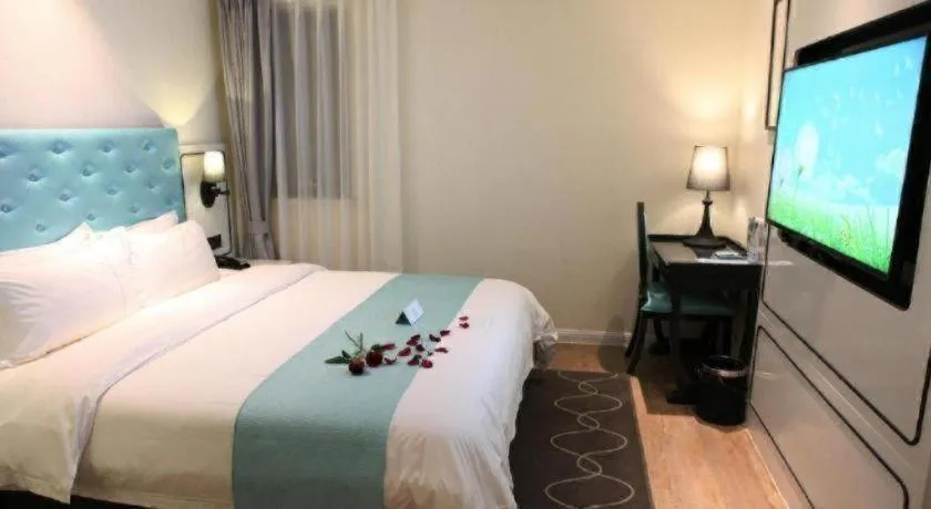 Bed in Qingdao Galaxy Holiday Hotel