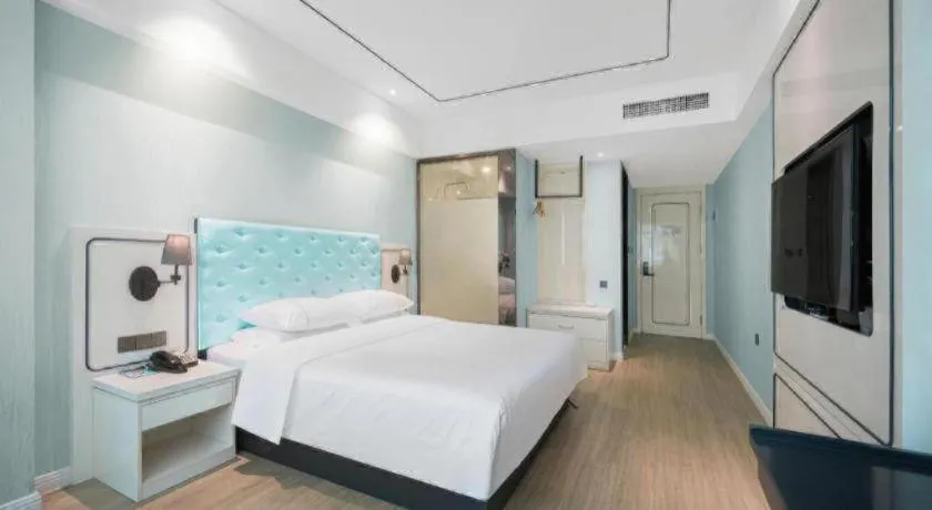 Bed in Qingdao Galaxy Holiday Hotel