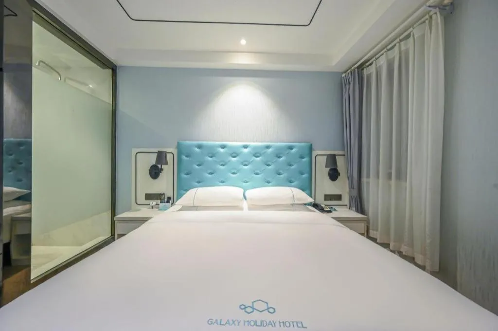 Bed in Qingdao Galaxy Holiday Hotel