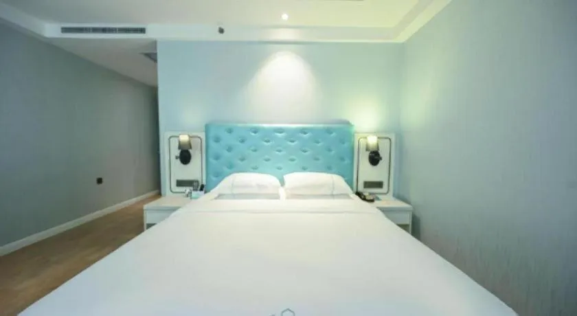 Bed in Qingdao Galaxy Holiday Hotel