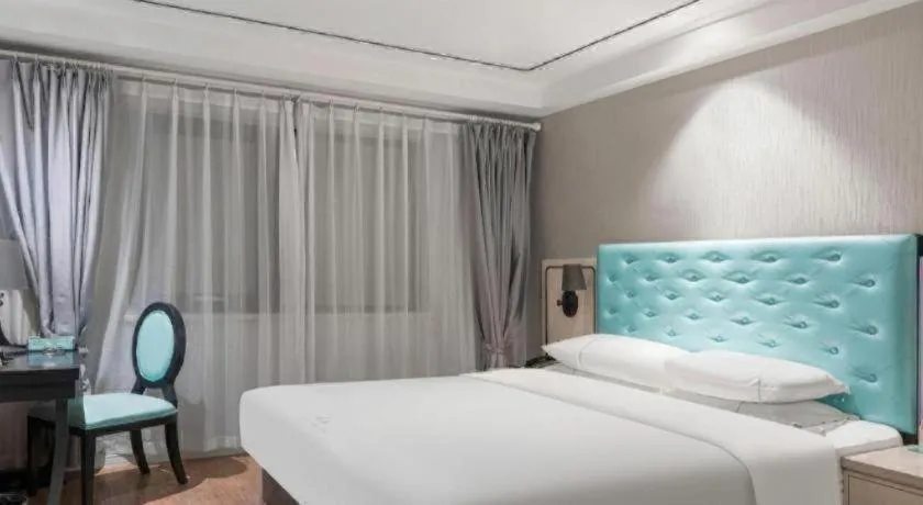 Bed in Qingdao Galaxy Holiday Hotel