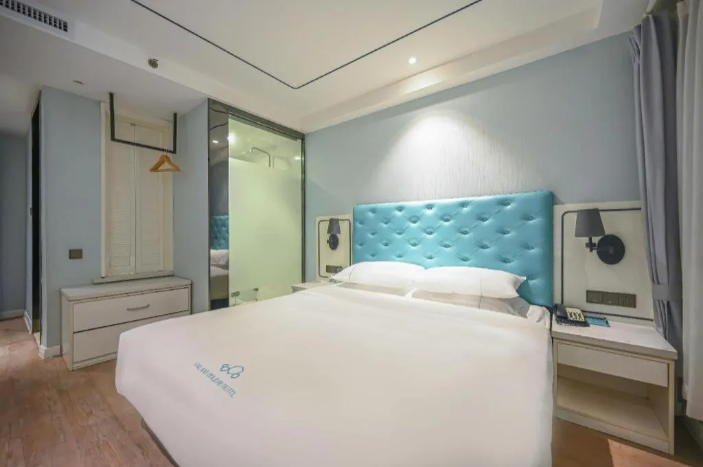 Bed in Qingdao Galaxy Holiday Hotel