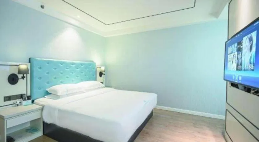 Bed in Qingdao Galaxy Holiday Hotel