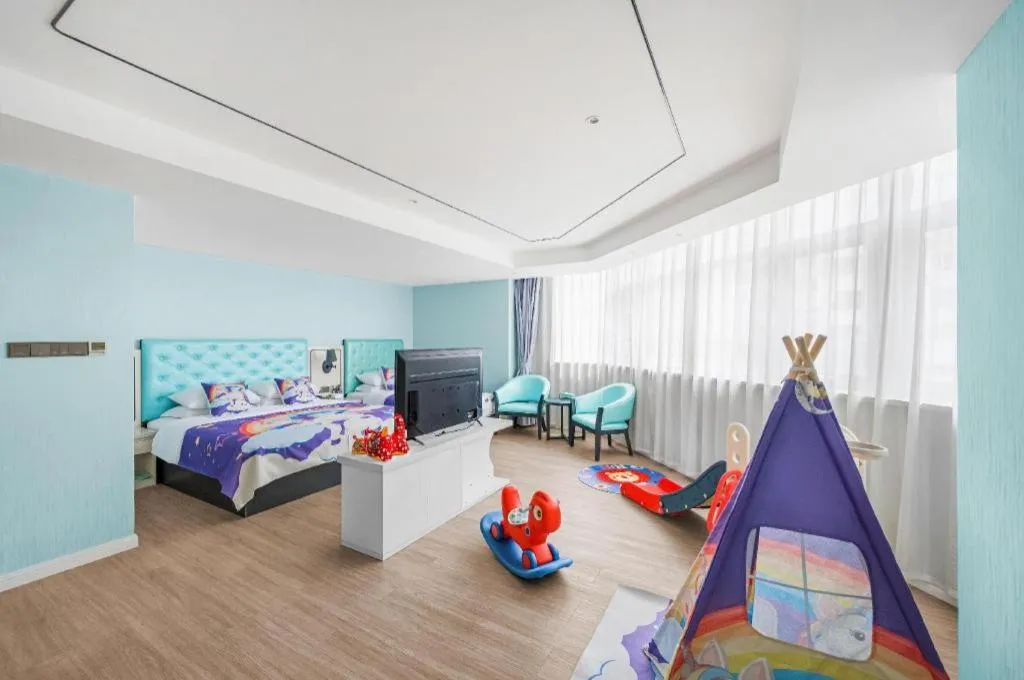 Bed in Qingdao Galaxy Holiday Hotel