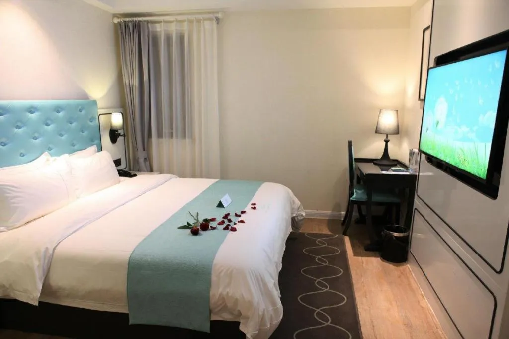 Bed in Qingdao Galaxy Holiday Hotel