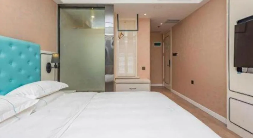 Bed in Qingdao Galaxy Holiday Hotel