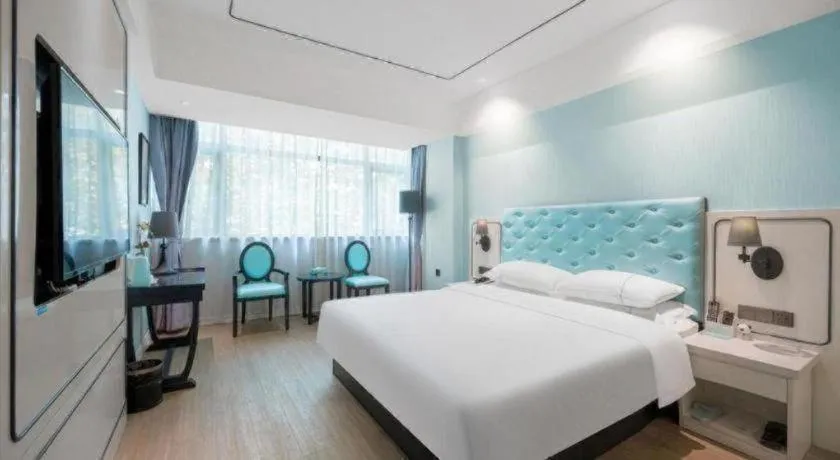 Bed in Qingdao Galaxy Holiday Hotel