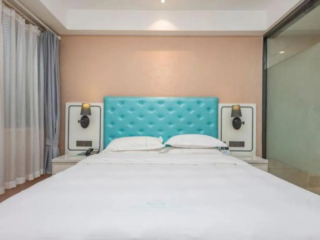 Bed in Qingdao Galaxy Holiday Hotel