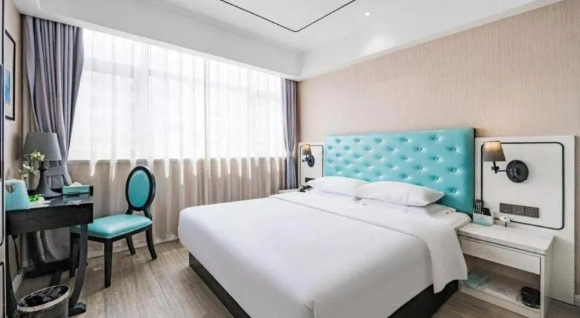 Bed in Qingdao Galaxy Holiday Hotel