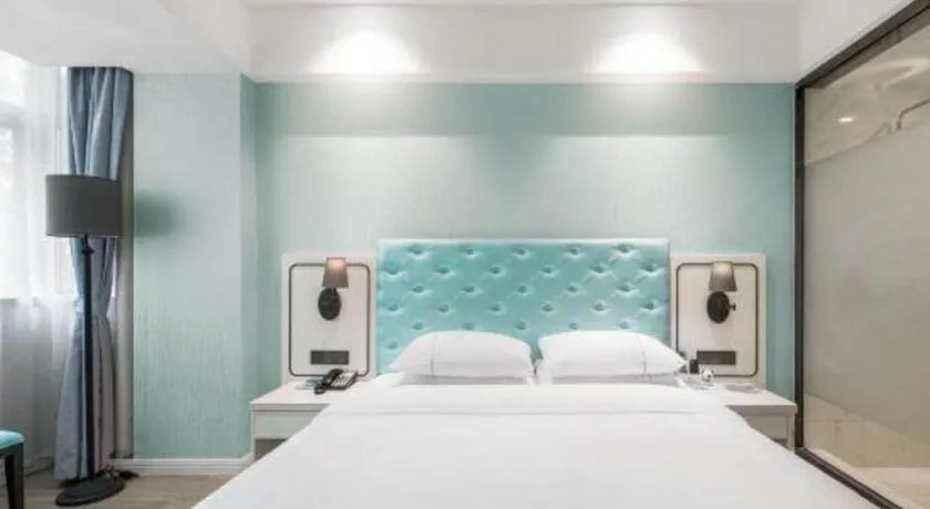 Bed in Qingdao Galaxy Holiday Hotel