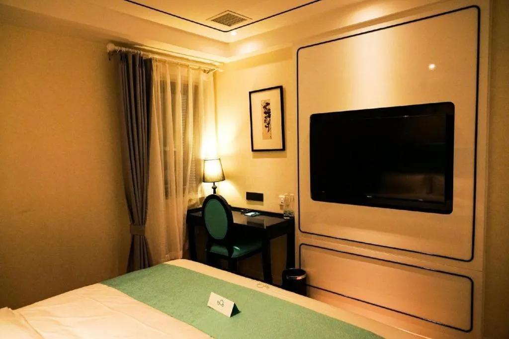 Bed in Qingdao Galaxy Holiday Hotel