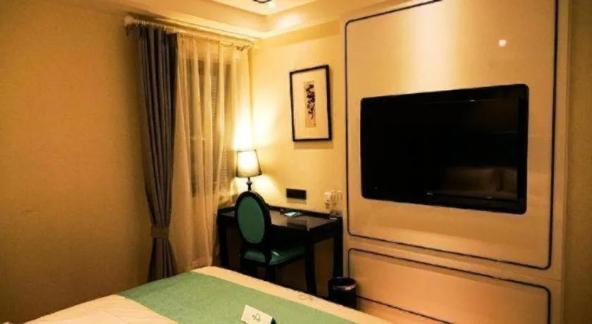 Bed in Qingdao Galaxy Holiday Hotel