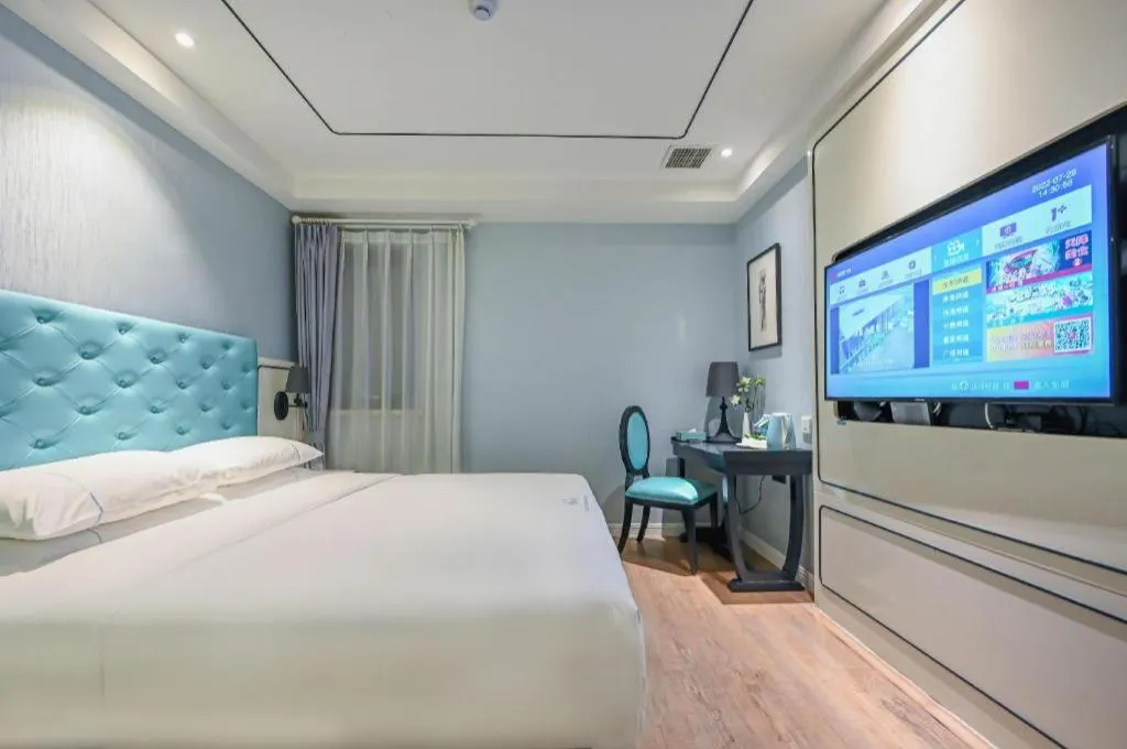 Bed in Qingdao Galaxy Holiday Hotel