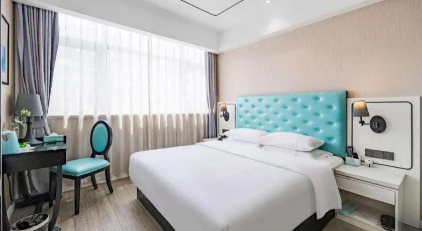 Bed in Qingdao Galaxy Holiday Hotel