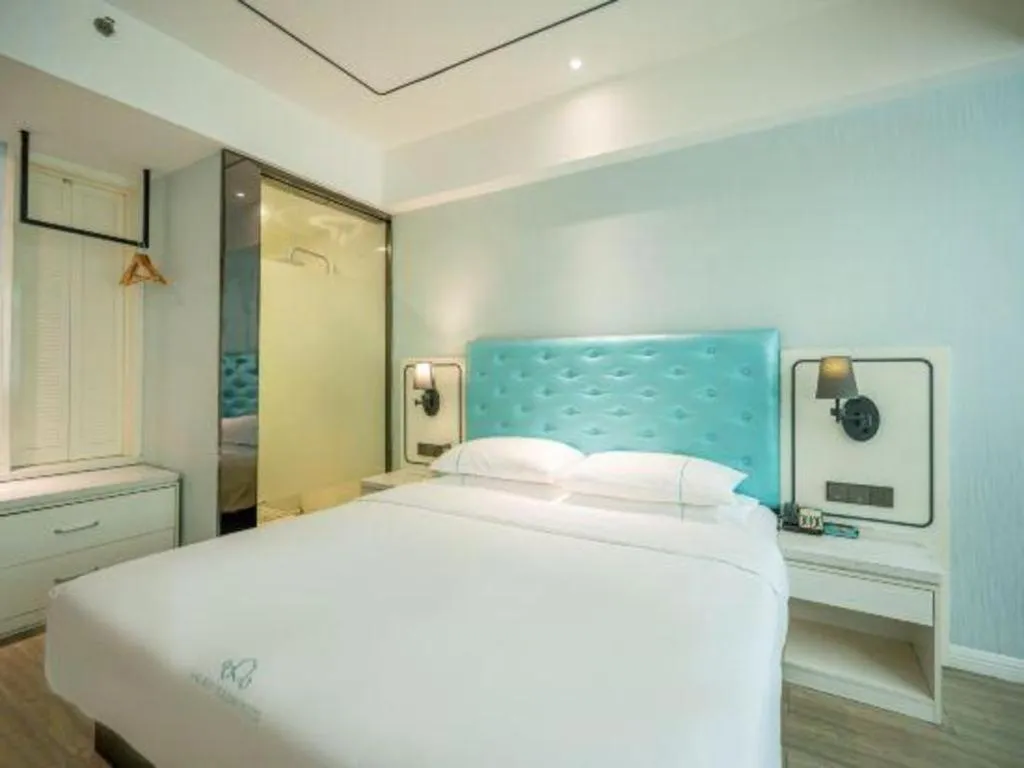 Bed in Qingdao Galaxy Holiday Hotel