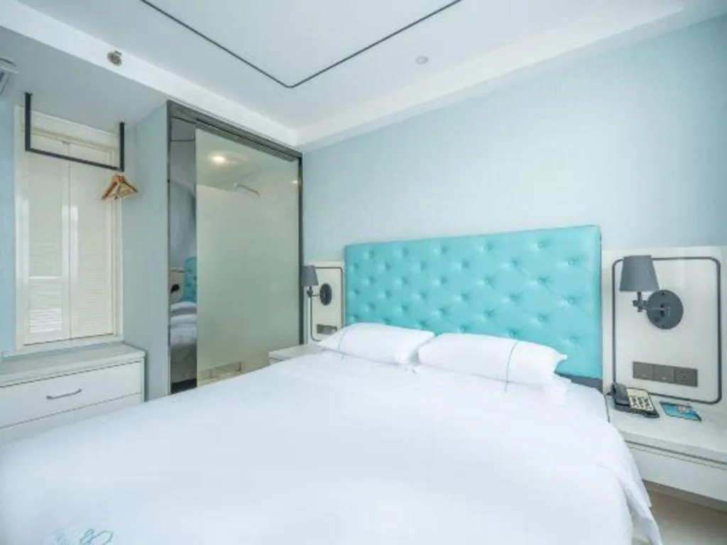 Bed in Qingdao Galaxy Holiday Hotel