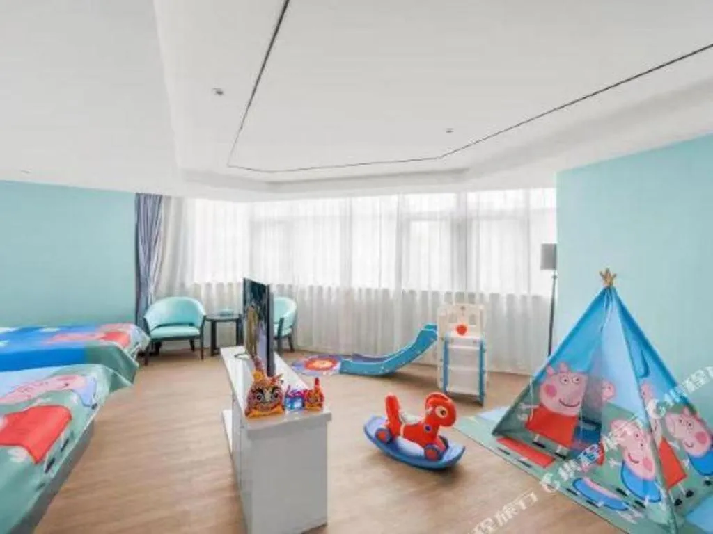 Bed in Qingdao Galaxy Holiday Hotel