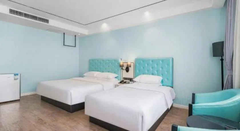 Bed in Qingdao Galaxy Holiday Hotel