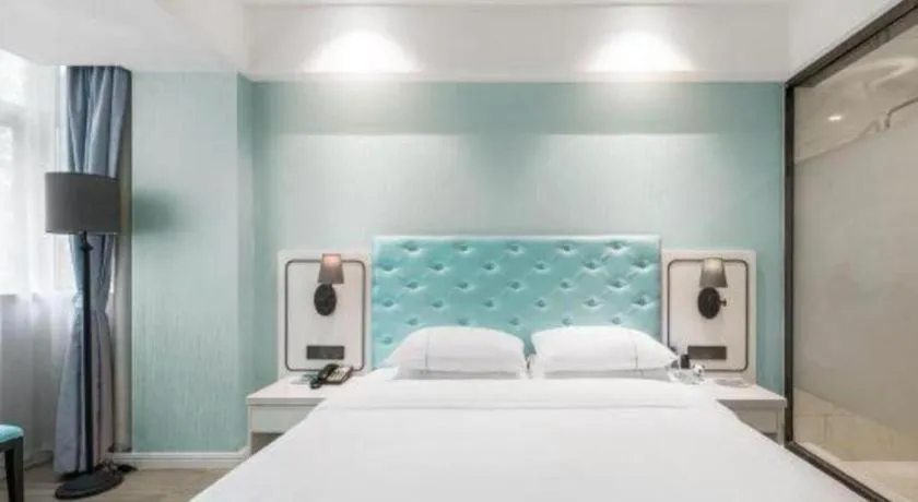 Bed in Qingdao Galaxy Holiday Hotel