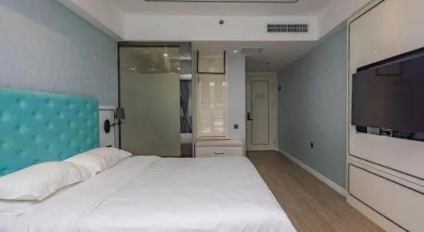 Bed in Qingdao Galaxy Holiday Hotel