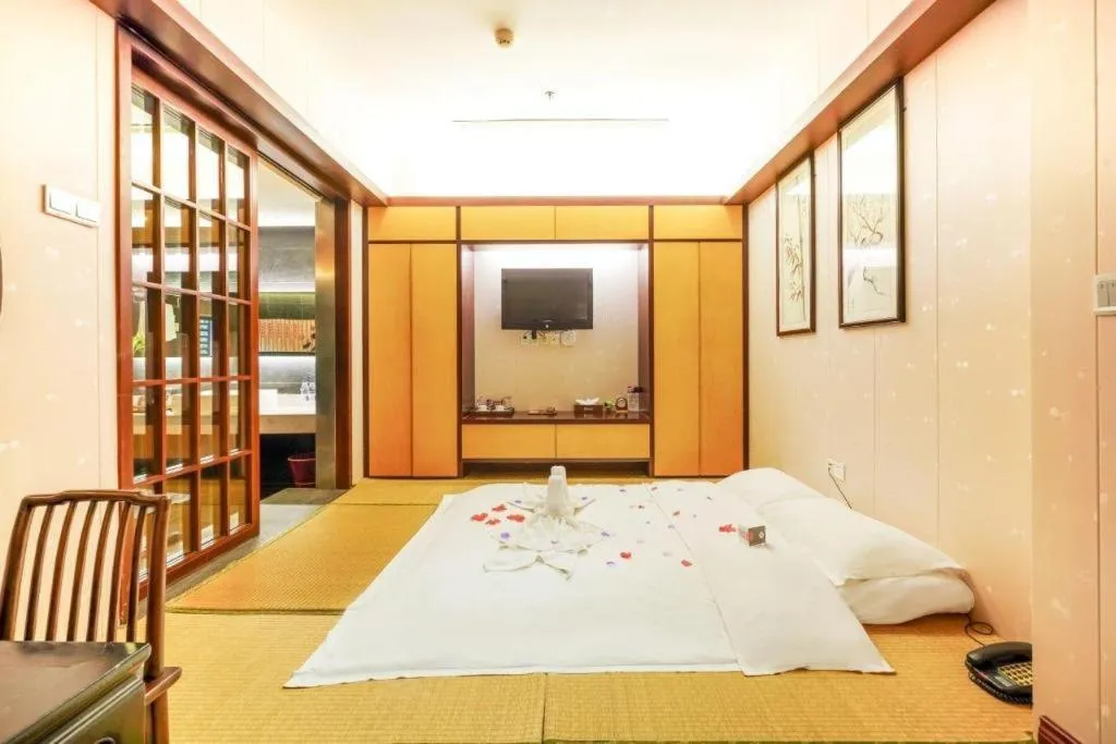 Bed in Suzhou Phoenix Hotspring Resort