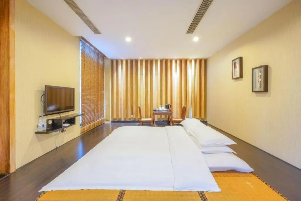 Bed in Suzhou Phoenix Hotspring Resort