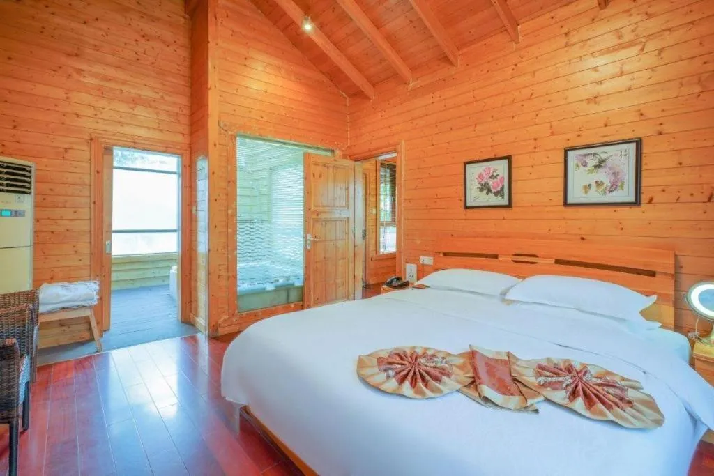 Bed in Suzhou Phoenix Hotspring Resort