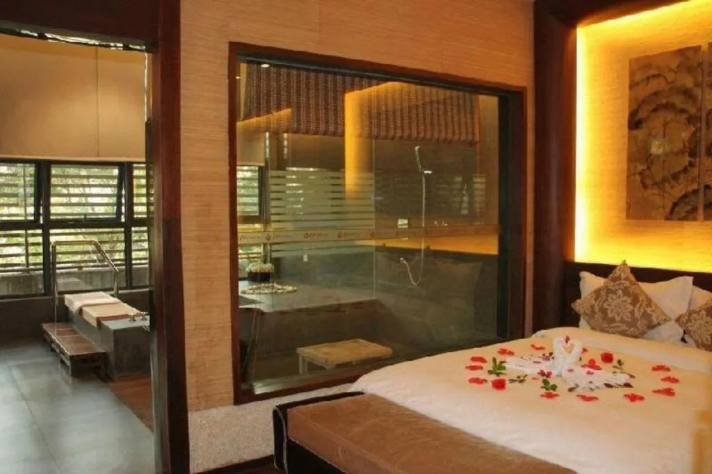 Bed in Suzhou Phoenix Hotspring Resort