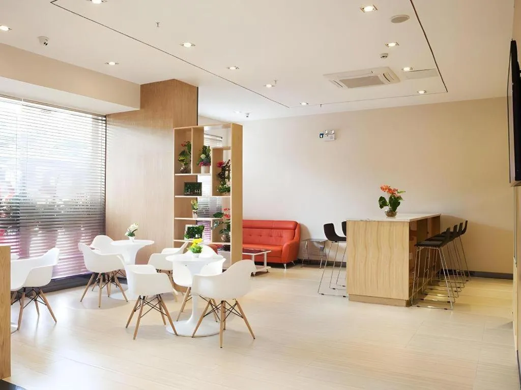 IU Hotel Chengdu High-Tech Zone Longhu Times Street