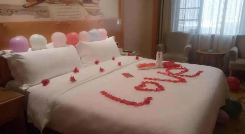 Bed in Vienna Hotel Guangxi Liuzhou Xijiang Vientiane City