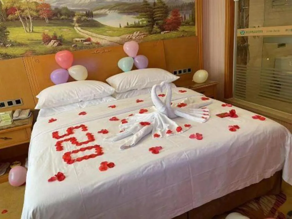 Bed in Vienna Hotel Guangxi Liuzhou Xijiang Vientiane City