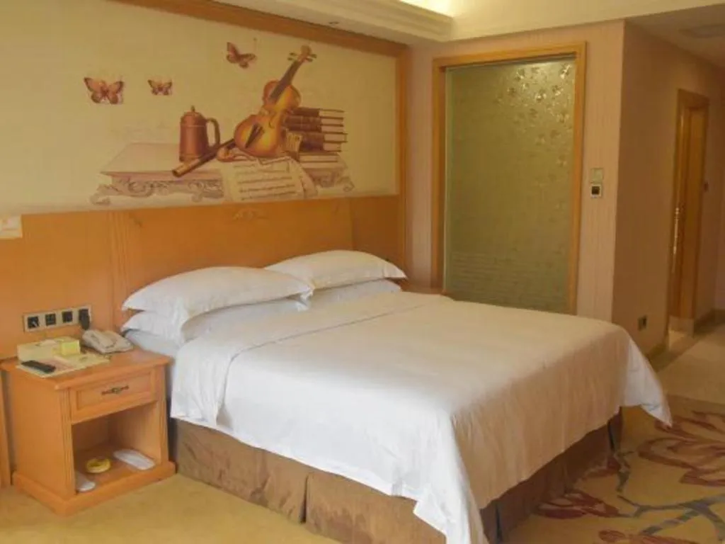 Bed in Vienna Hotel Guangxi Liuzhou Xijiang Vientiane City